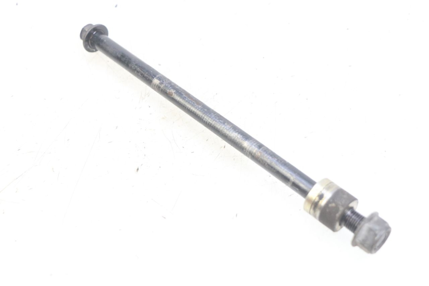photo de FRONT WHEEL AXLE KYMCO AGILITY 16+ 4T 50 (2018 - 2023) - Technical close-up