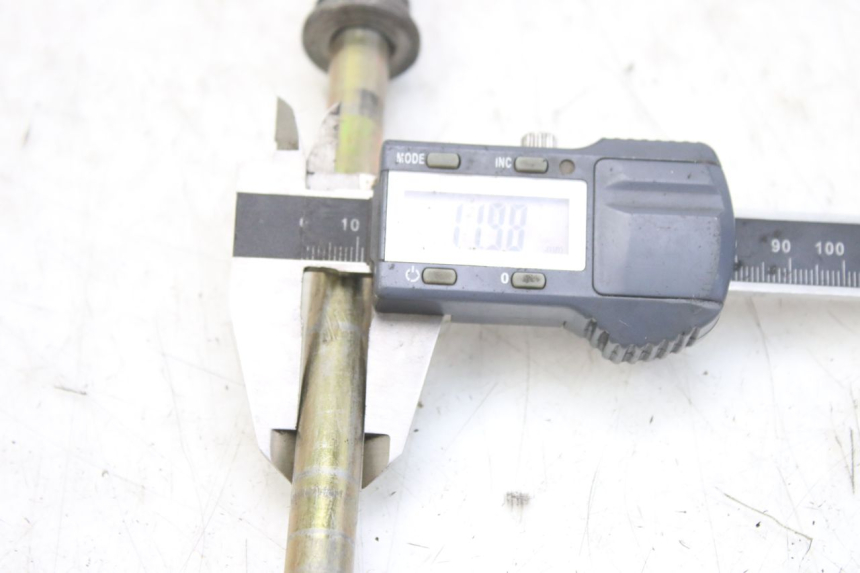 photo de FRONT WHEEL AXLE KYMCO AGILITY 4T 50 (2005 - 2018) - Zoom on usage condition