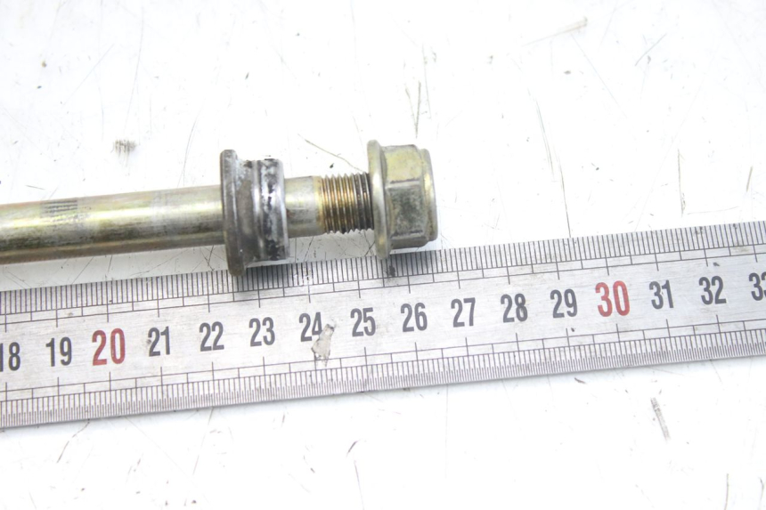 photo de FRONT WHEEL AXLE KYMCO AGILITY 4T 50 (2005 - 2018) - Alternative perspective