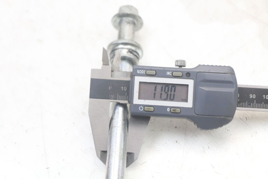 photo de FRONT WHEEL AXLE KYMCO AGILITY 4T 50 (2018 - 2022) - Alternative perspective