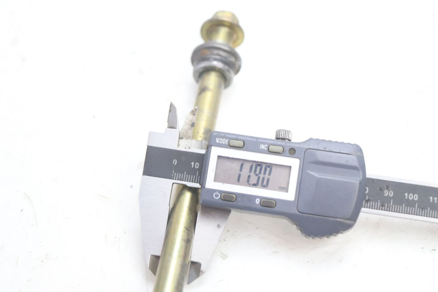photo de FRONT WHEEL AXLE KYMCO AGILITY 4T 50 (2005 - 2018) - Technical close-up