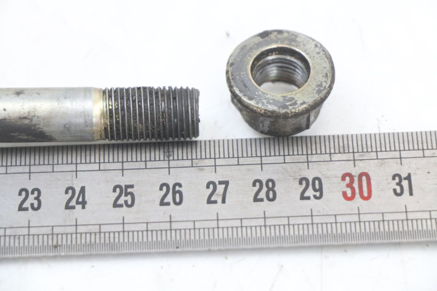 photo de FRONT WHEEL AXLE KYMCO AGILITY CARRY 50 (2011 - 2020) - Zoom on usage condition