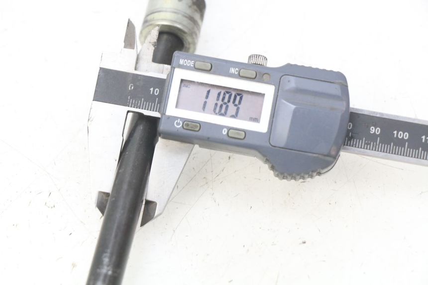 photo de FRONT WHEEL AXLE KYMCO AGILITY CITY 2T 50 (2008 - 2016) - Alternative perspective