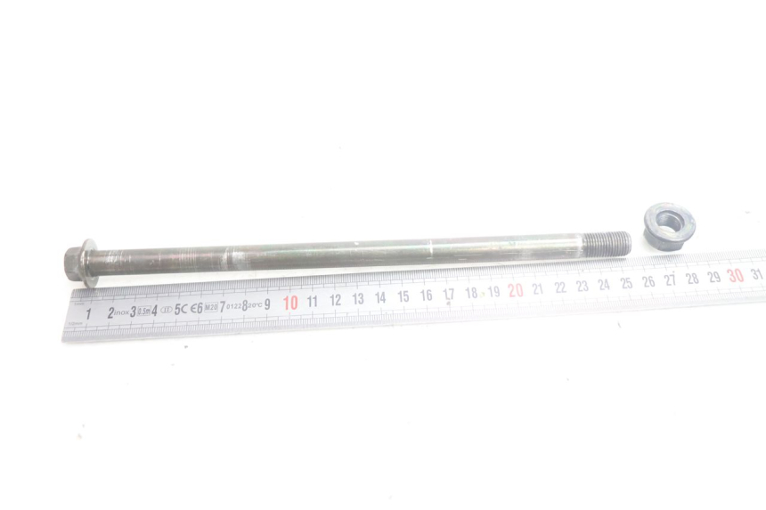 photo de FRONT WHEEL AXLE KYMCO AGILITY CITY 2T 50 (2008 - 2016) - Zoom on usage condition