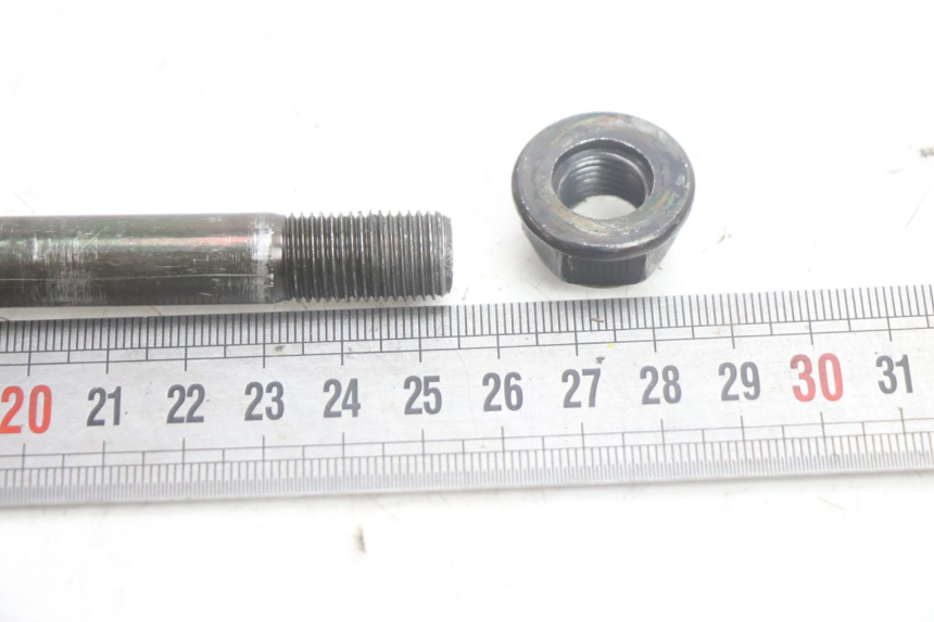 photo de FRONT WHEEL AXLE KYMCO AGILITY CITY 2T 50 (2008 - 2016) - Alternative perspective