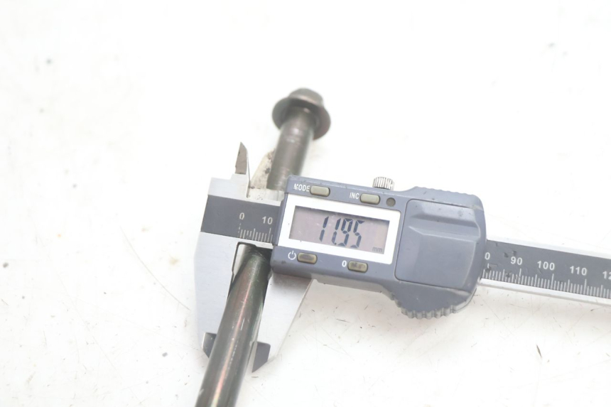 photo de FRONT WHEEL AXLE KYMCO AGILITY CITY 2T 50 (2008 - 2016) - Technical close-up
