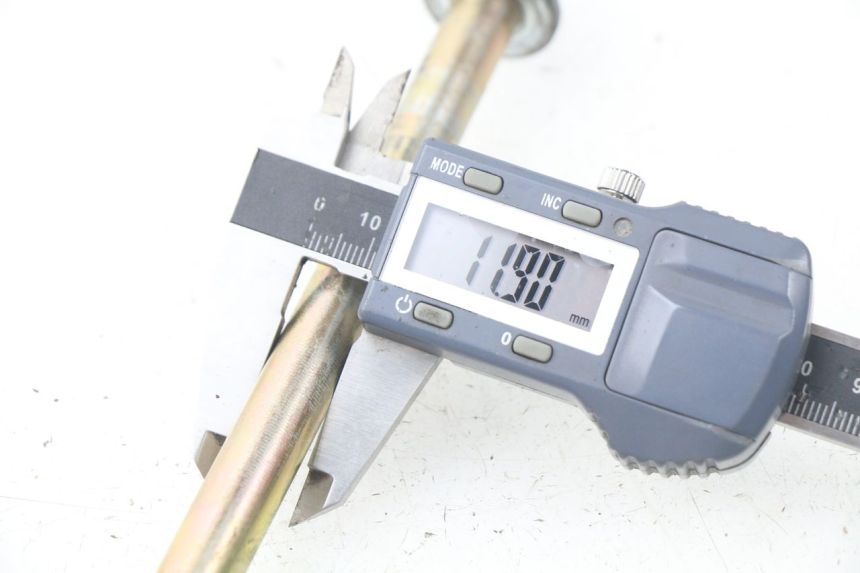 photo de FRONT WHEEL AXLE KYMCO AGILITY FR 2T 50 (2012 - 2017) - Technical close-up