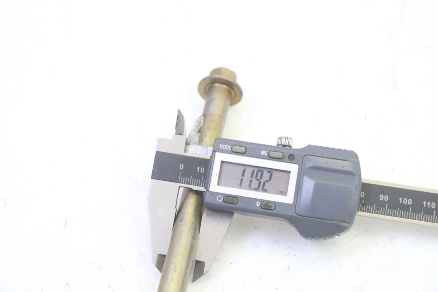 photo de FRONT WHEEL AXLE KYMCO AGILITY NAKED RENOUVO 2T 50 (2011 - 2018) - Technical close-up