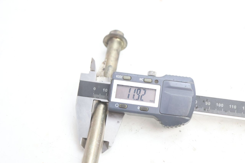 photo de FRONT WHEEL AXLE KYMCO AGILITY PREMIUM 50 (2007 - 2010) - Technical close-up