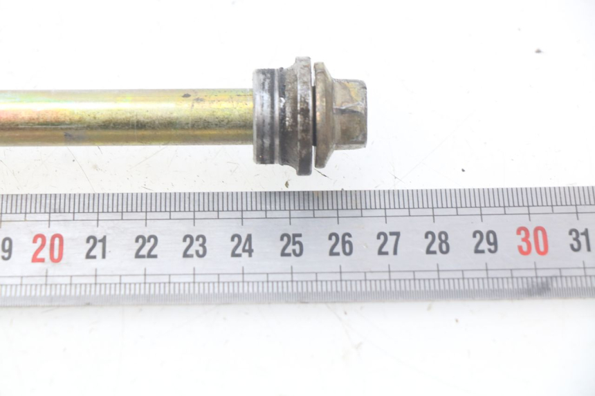 photo de FRONT WHEEL AXLE KYMCO AGILITY RS 2T 50 (2009 - 2013) - Zoom on usage condition