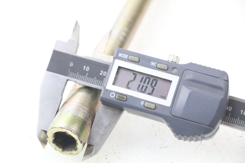 photo de FRONT WHEEL AXLE HYOSUNG AQUILA GV 125 (2009 - 2016) - Component detail