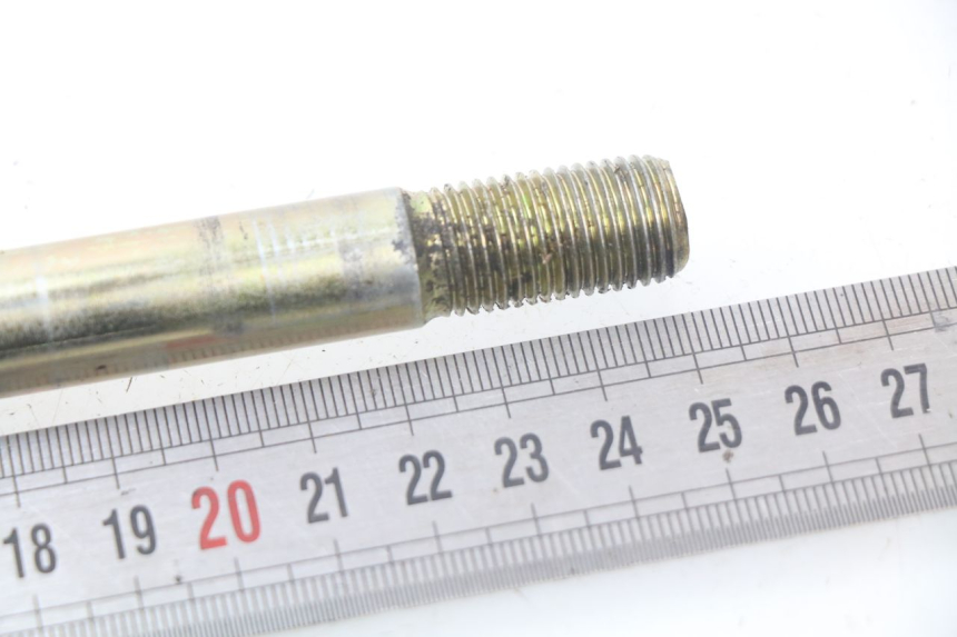 photo de FRONT WHEEL AXLE HYOSUNG AQUILA GV 125 (2009 - 2016) - Alternative perspective