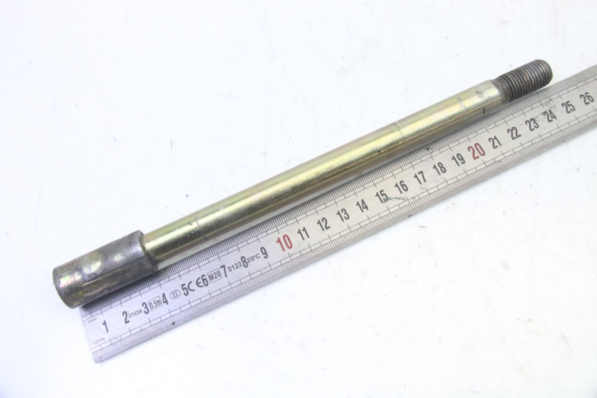 photo de FRONT WHEEL AXLE HYOSUNG GV AQUILA 125 (2000 - 2009) - Zoom on usage condition