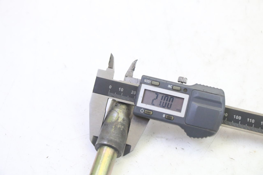 photo de FRONT WHEEL AXLE HYOSUNG GV AQUILA 125 (2000 - 2009) - Product overview