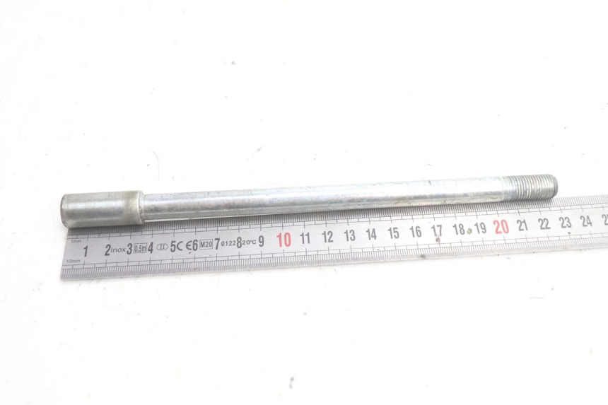 photo de FRONT WHEEL AXLE APRILIA ATLANTIC S 125 (2010 - 2013) - Zoom on usage condition