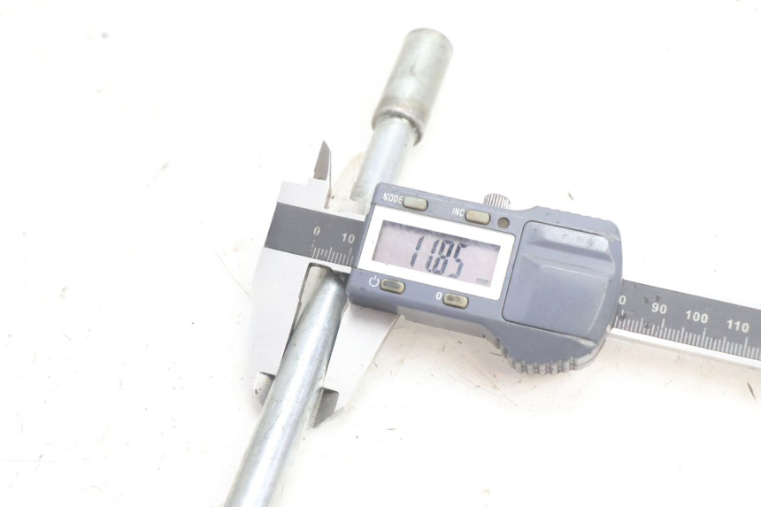 photo de FRONT WHEEL AXLE APRILIA ATLANTIC S 125 (2010 - 2013) - Technical close-up