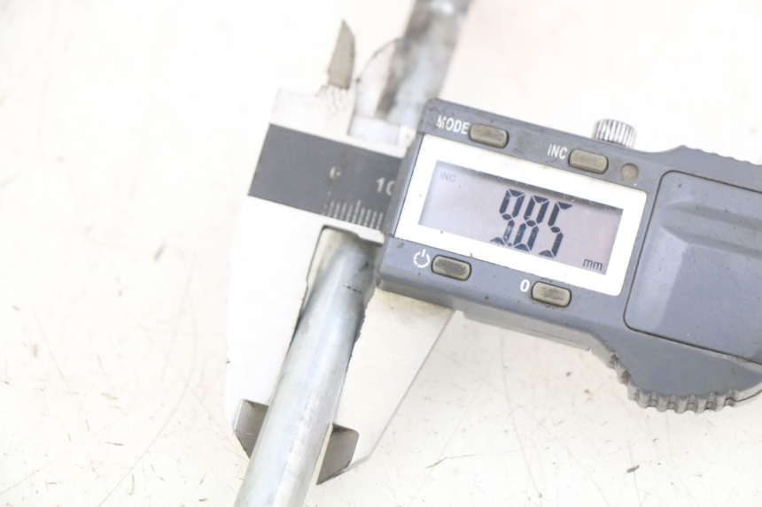 photo de FRONT WHEEL AXLE MBK BOOSTER SPIRIT 50 (1999 - 2003) - Component detail