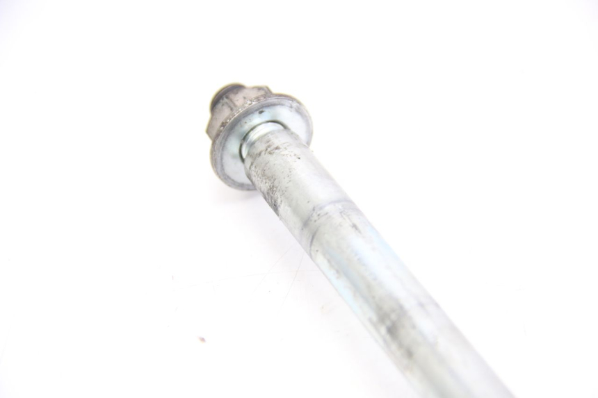 photo de FRONT WHEEL AXLE DERBI BOULEVARD 50 (2009 - 2006) - Zoom on usage condition