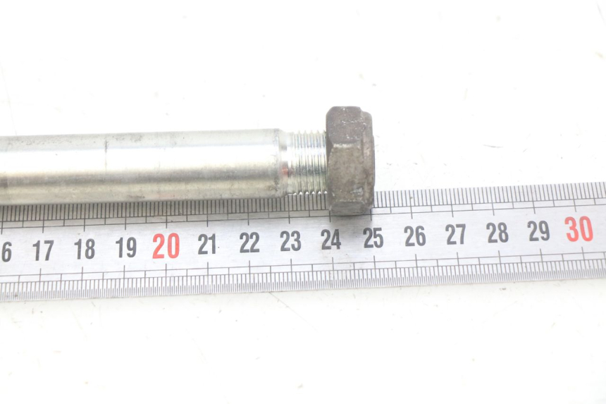 photo de FRONT WHEEL AXLE ROYAL ENFIELD BULLET CLASSIC 500 (2017 - 2020) - Component detail
