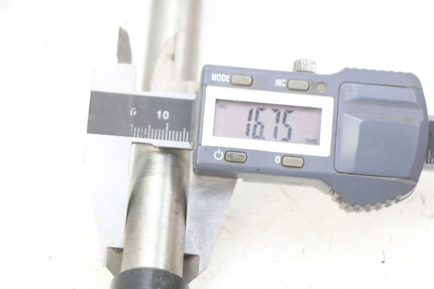 photo de FRONT WHEEL AXLE ROYAL ENFIELD BULLET CLASSIC 500 (2017 - 2020) - Technical close-up