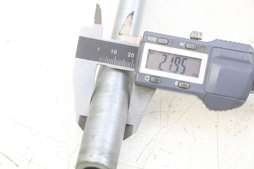 photo de FRONT WHEEL AXLE SUZUKI BURGMAN 650 (2002 - 2004) - Component detail