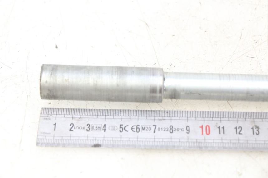 photo de FRONT WHEEL AXLE SUZUKI BURGMAN 650 (2002 - 2004) - Alternative perspective