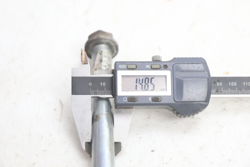 photo de FRONT WHEEL AXLE PEUGEOT BUXY 50 (1993 - 1998) - Technical close-up