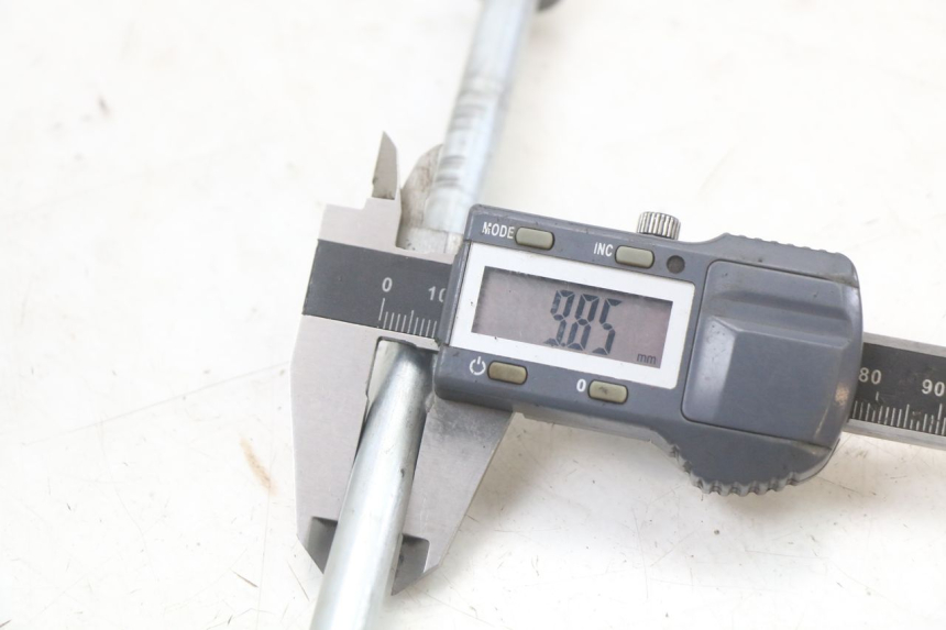 photo de FRONT WHEEL AXLE YAMAHA BW'S 50 (2004 - 2017) - Alternative perspective