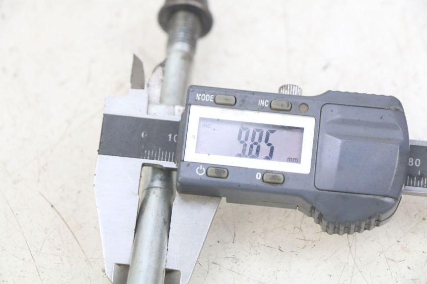 photo de FRONT WHEEL AXLE YAMAHA BW'S EASY 50 (2013 - 2016) - Zoom on usage condition