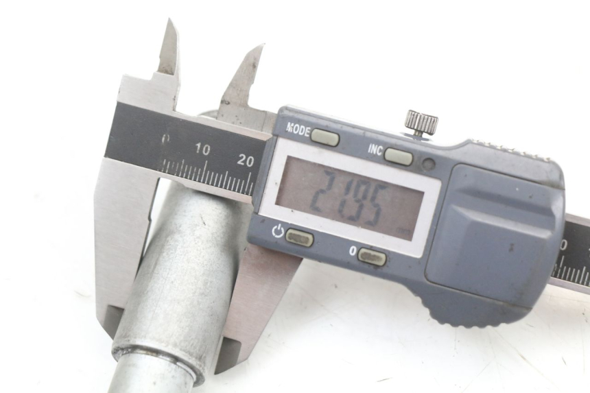 photo de FRONT WHEEL AXLE BMW C1 125 (2000 - 2003) - Alternative perspective