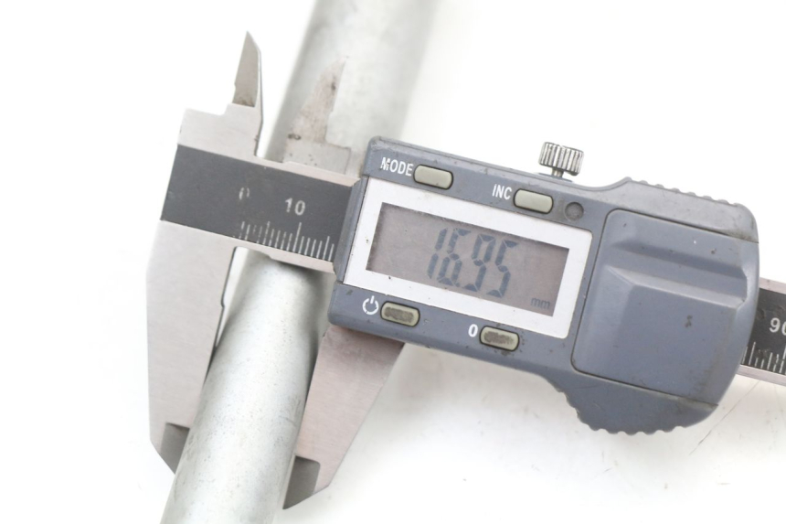 photo de FRONT WHEEL AXLE BMW C1 125 (2000 - 2003) - Technical close-up