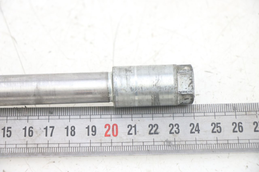 photo de FRONT WHEEL AXLE HONDA CA REBEL 125 (1995 - 2001) - Component detail