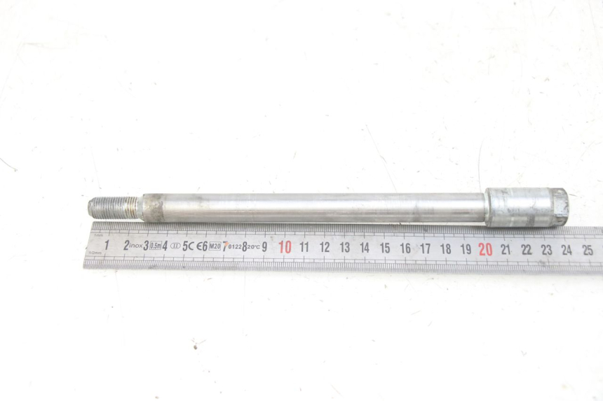 photo de FRONT WHEEL AXLE HONDA CA REBEL 125 (1995 - 2001) - Zoom on usage condition