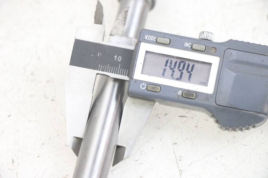 photo de FRONT WHEEL AXLE HONDA CA REBEL 125 (1995 - 2001) - Technical close-up