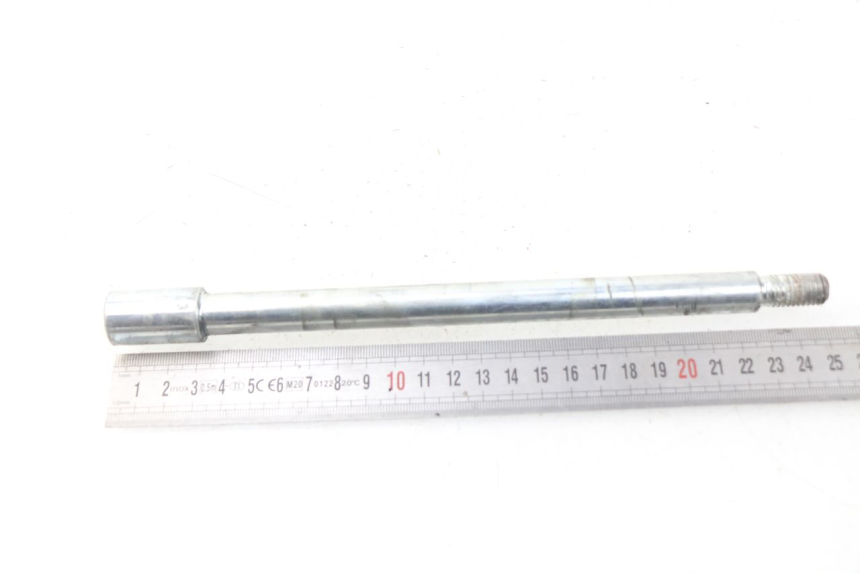 photo de FRONT WHEEL AXLE PIAGGIO CARNABY 125 (2007 - 2011) - Zoom on usage condition