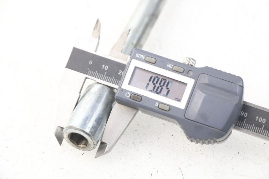 photo de FRONT WHEEL AXLE PIAGGIO CARNABY 125 (2007 - 2011) - Alternative perspective