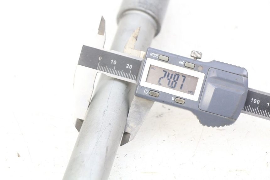 photo de FRONT WHEEL AXLE HONDA CB R 1000 (2018 - 2023) - Zoom on usage condition