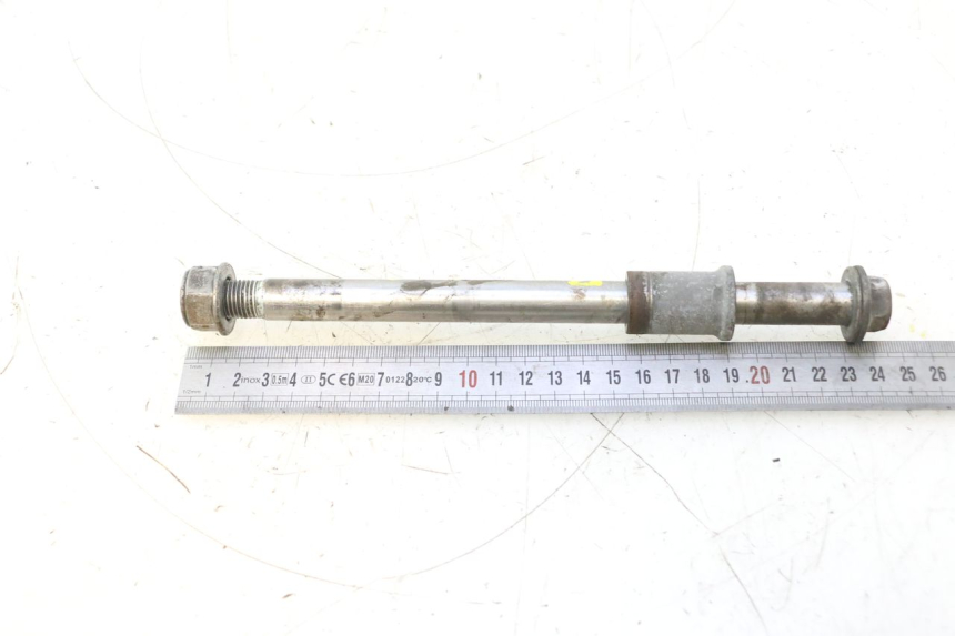 photo de FRONT WHEEL AXLE HONDA CB TWO FIFTY 250 (1991 - 2002) - Alternative perspective