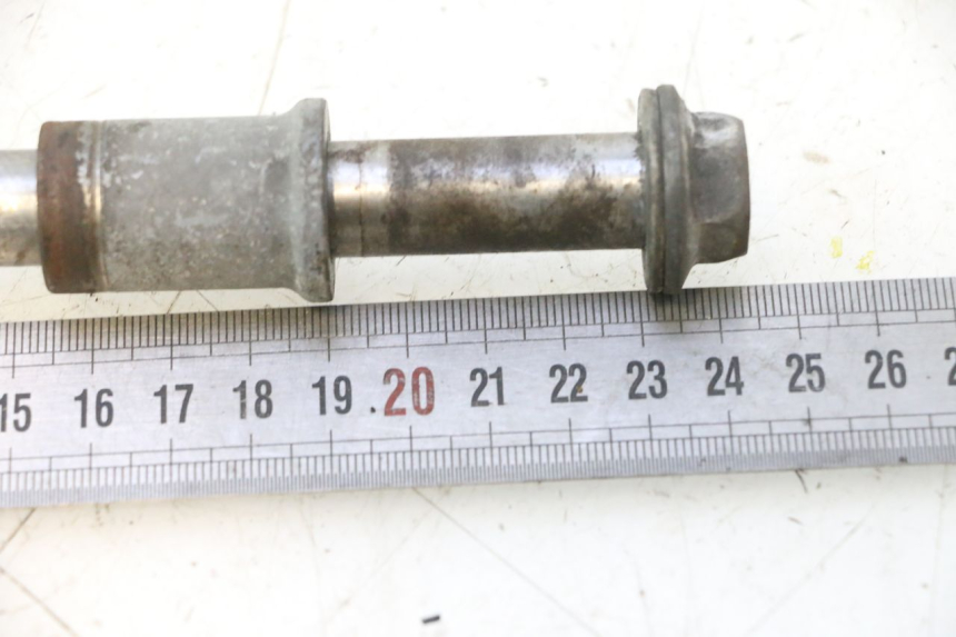 photo de FRONT WHEEL AXLE HONDA CB TWO FIFTY 250 (1991 - 2002) - Technical close-up