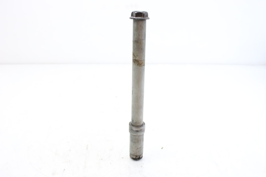 photo de FRONT WHEEL AXLE HONDA CBF 500 (2004 - 2007) - Zoom on usage condition