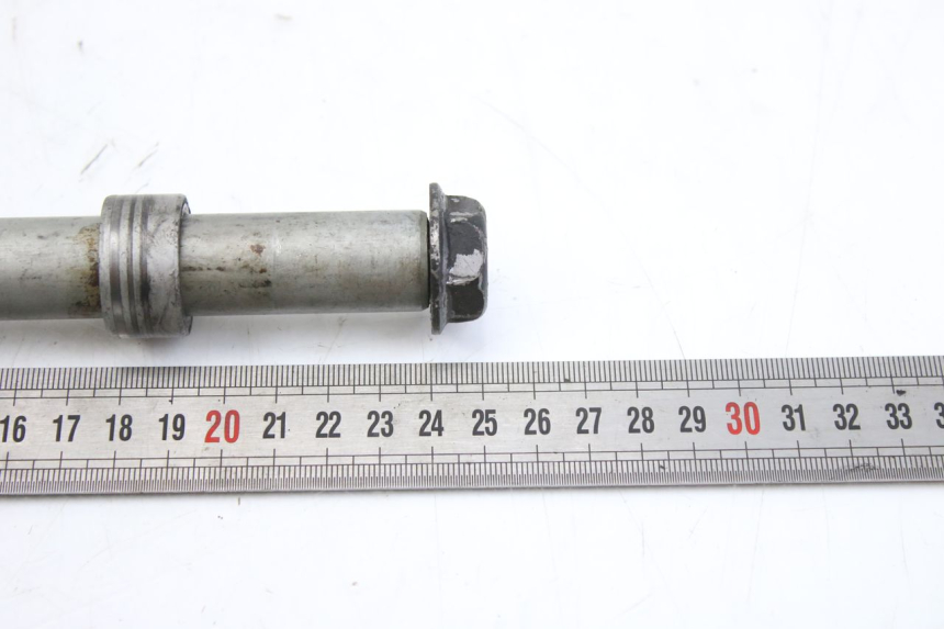 photo de FRONT WHEEL AXLE HONDA CBF 500 (2004 - 2007) - Technical close-up