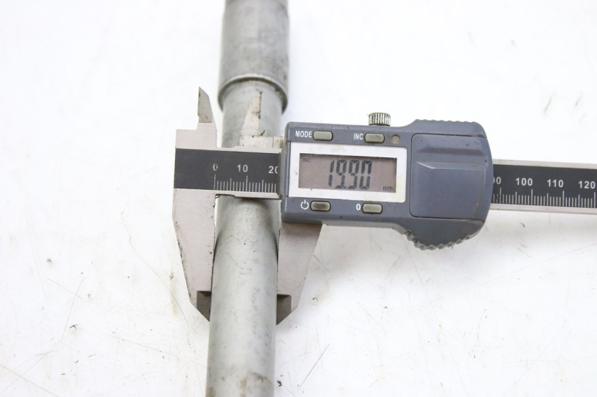 photo de FRONT WHEEL AXLE HONDA CBF 500 (2004 - 2007) - Fixing points details