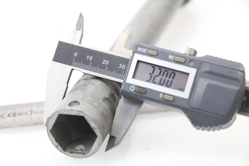 photo de FRONT WHEEL AXLE HONDA CBR 929 RR FIREBLADE 900 (2000 - 2001) - Component detail