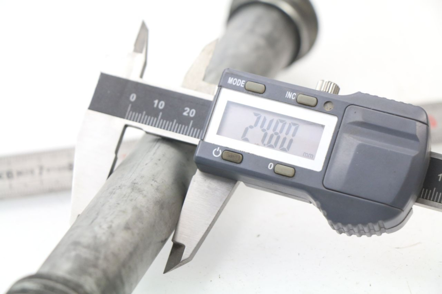 photo de FRONT WHEEL AXLE HONDA CBR 929 RR FIREBLADE 900 (2000 - 2001) - Zoom on usage condition