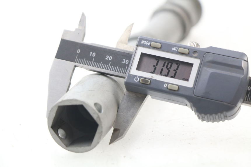 photo de FRONT WHEEL AXLE HONDA CBR RR FIREBLADE 1000 (2006 - 2007) - Zoom on usage condition