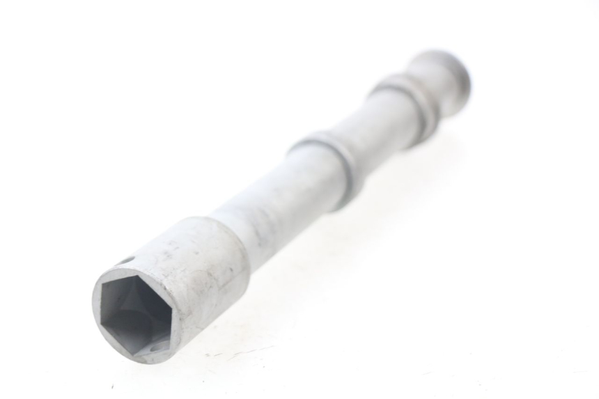 photo de FRONT WHEEL AXLE HONDA CBR RR FIREBLADE 1000 (2006 - 2007) - Technical close-up