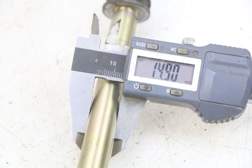 photo de FRONT WHEEL AXLE PEUGEOT CITYSTAR AIR 125 (2014 - 2017) - Technical close-up