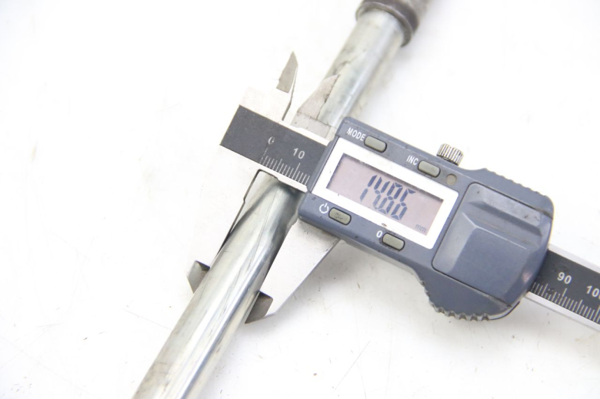 photo de FRONT WHEEL AXLE PEUGEOT CITYSTAR 125 (2011 - 2017) - Alternative perspective