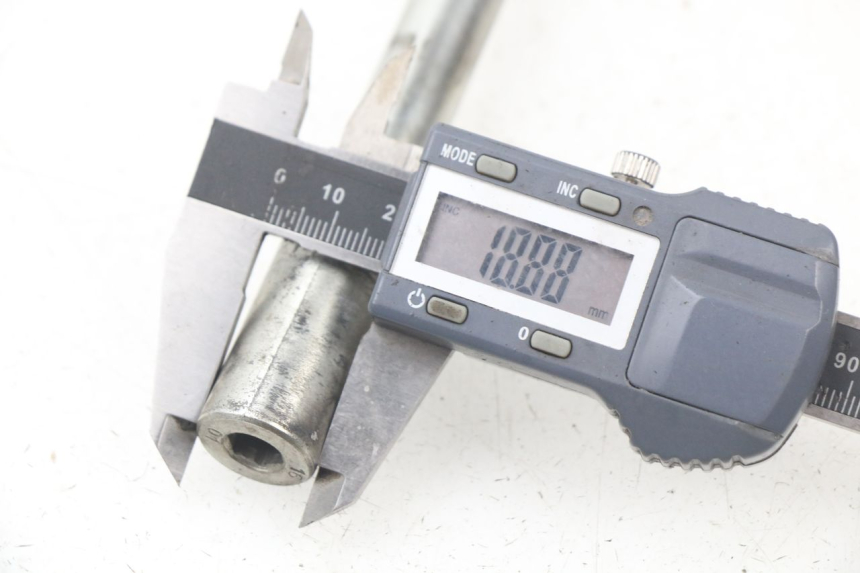 photo de FRONT WHEEL AXLE PEUGEOT CITYSTAR 50 (2013 - 2017) - Alternative perspective