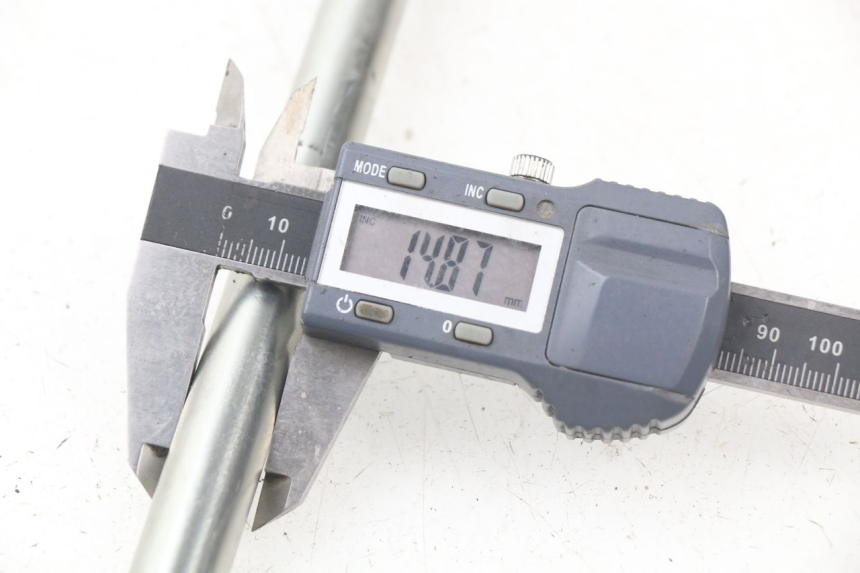 photo de FRONT WHEEL AXLE PEUGEOT CITYSTAR 50 (2013 - 2017) - Technical close-up